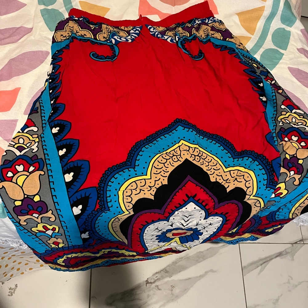 Colorful skirt sizeXL but If a 2x and less stomach can fit
